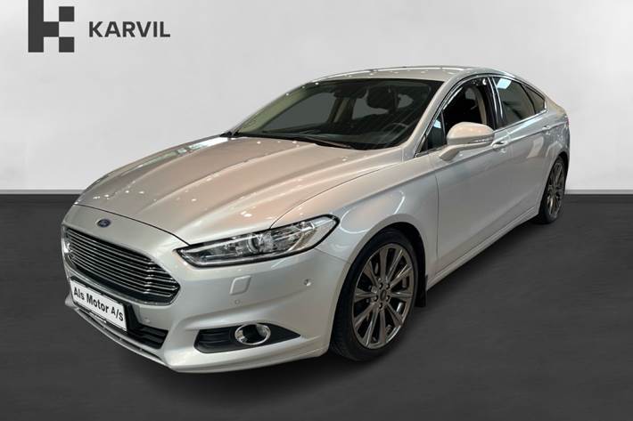 Sølv Ford Mondeo fra 2016 set udefra