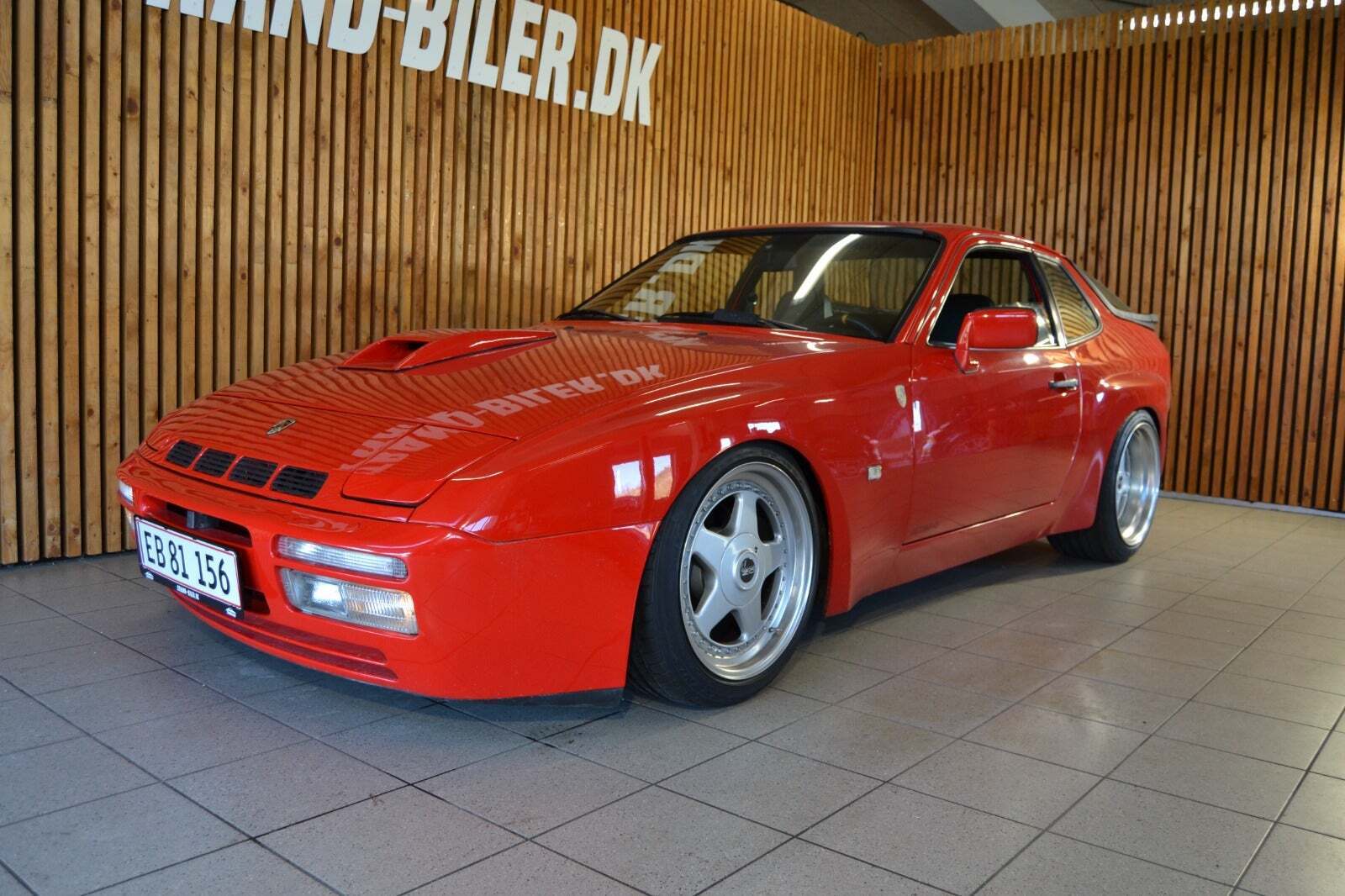 Rød Porsche 924 fra 1979 set udefra
