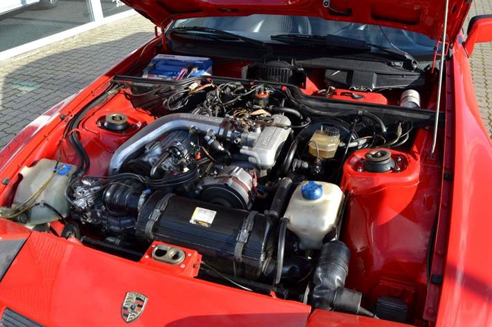 Rød Porsche 924 fra 1979 set udefra