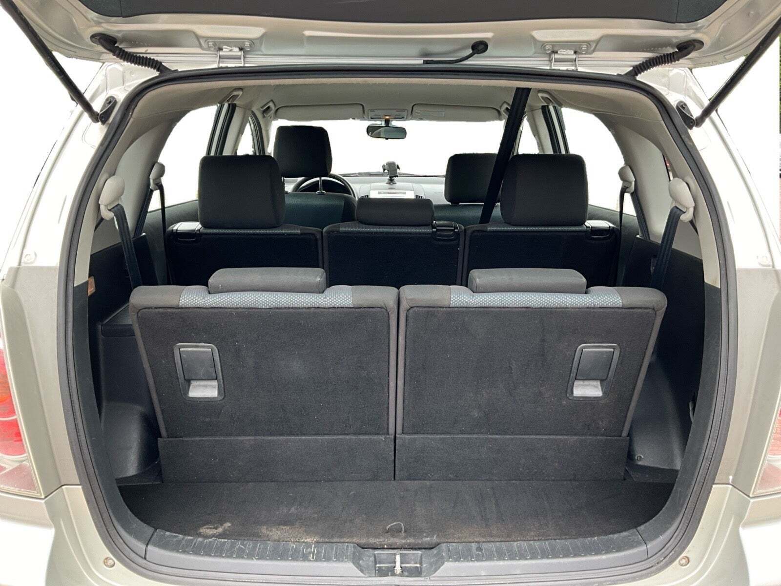 Sølv Toyota Corolla Verso fra 2006 set indefra