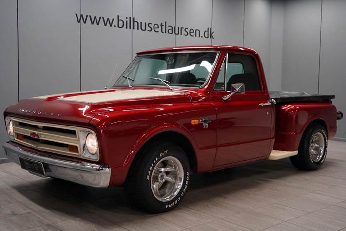 Rød Chevrolet C10 fra 1966 set udefra