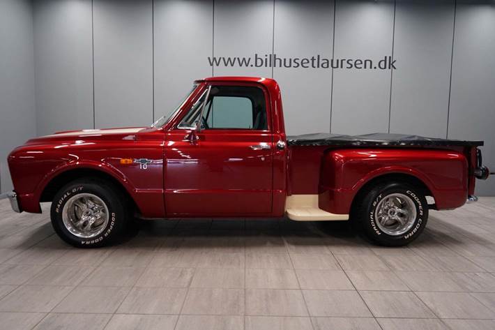 Rød Chevrolet C10 fra 1966 set udefra