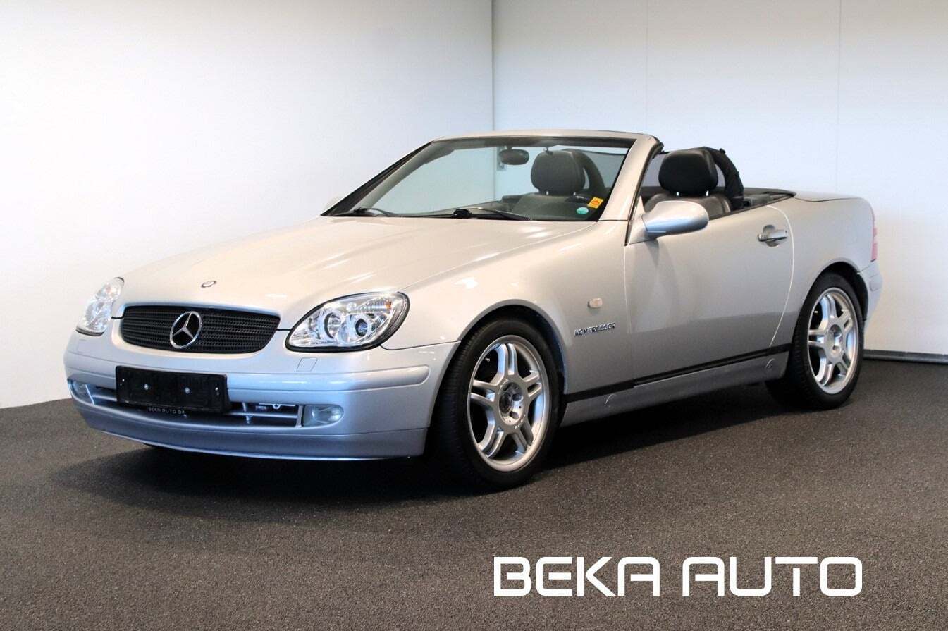 Sølv Mercedes SLK230 fra 1997 set udefra