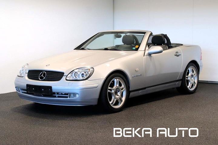 Sølv Mercedes SLK230 fra 1997 set udefra