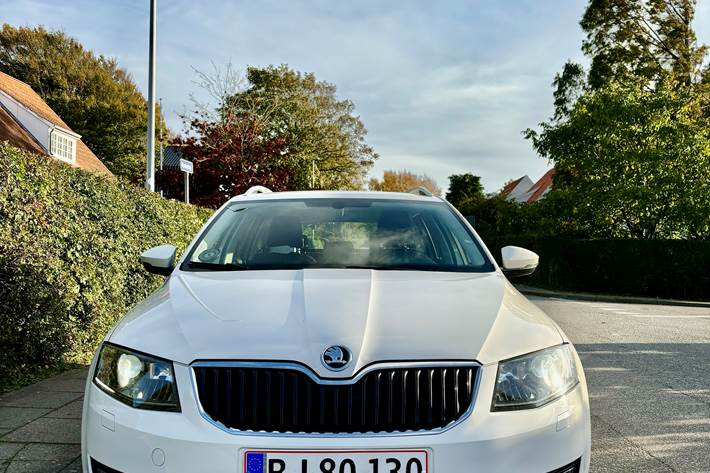 Hvid Skoda Octavia fra 2017