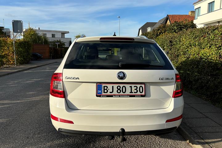 Hvid Skoda Octavia fra 2017