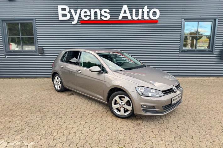 Grå VW Golf VII fra 2015 set udefra