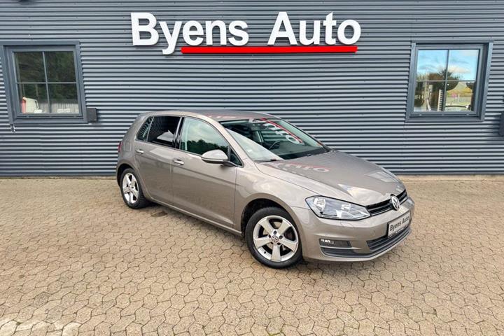 Grå VW Golf VII fra 2015 set udefra