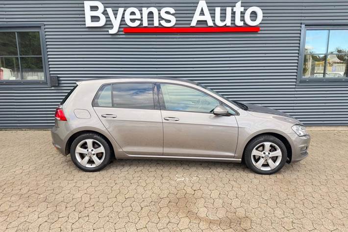 Grå VW Golf VII fra 2015