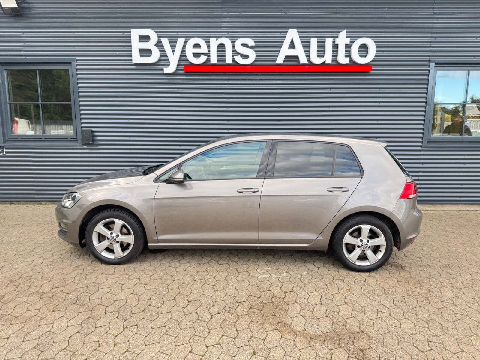 Grå VW Golf VII fra 2015