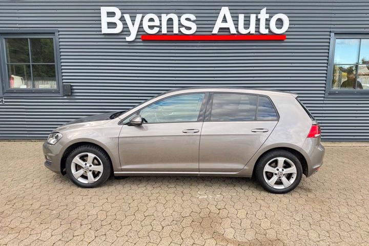 Grå VW Golf VII fra 2015