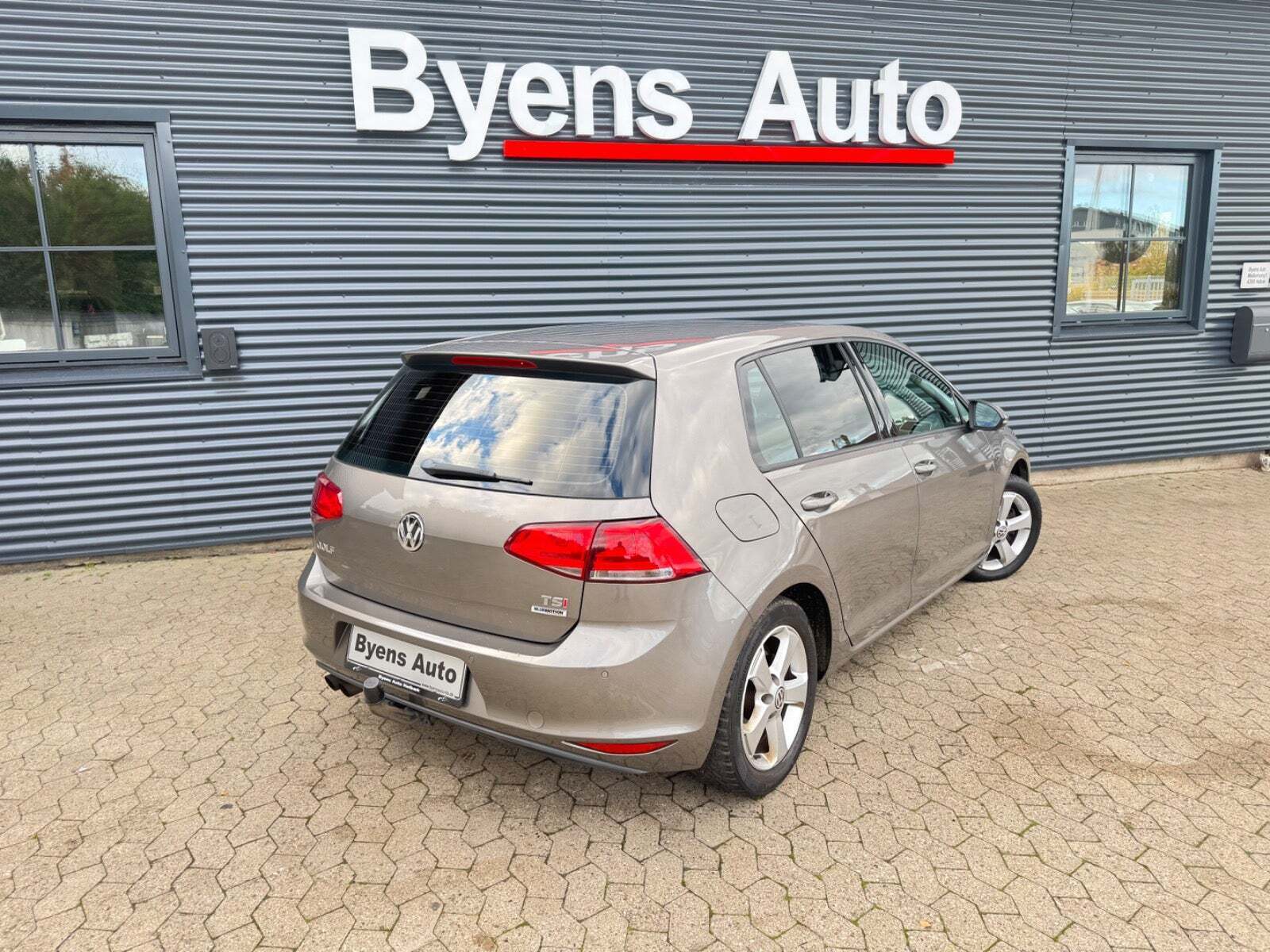 Grå VW Golf VII fra 2015