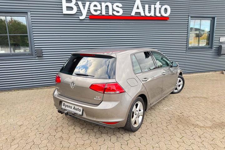 Grå VW Golf VII fra 2015