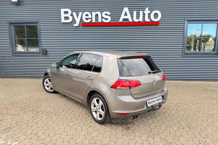 Grå VW Golf VII fra 2015