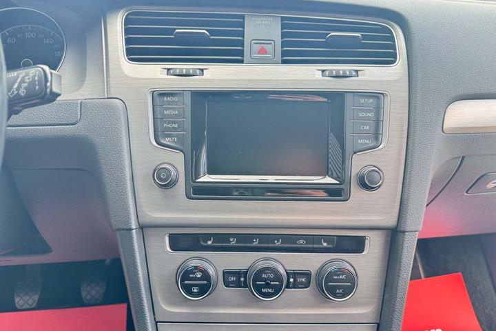 Grå VW Golf VII fra 2015