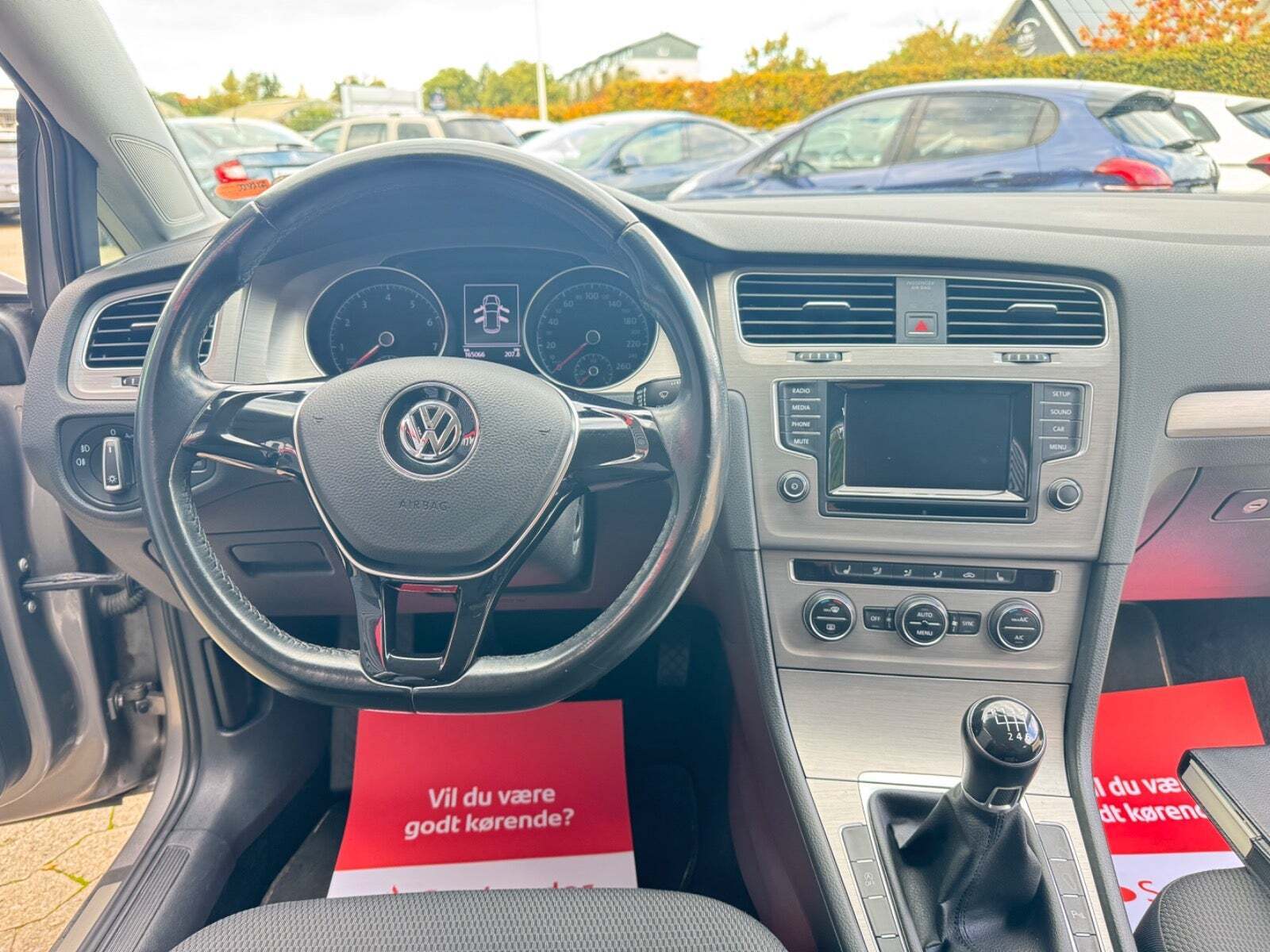 Grå VW Golf VII fra 2015