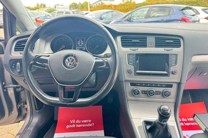 Grå VW Golf VII fra 2015