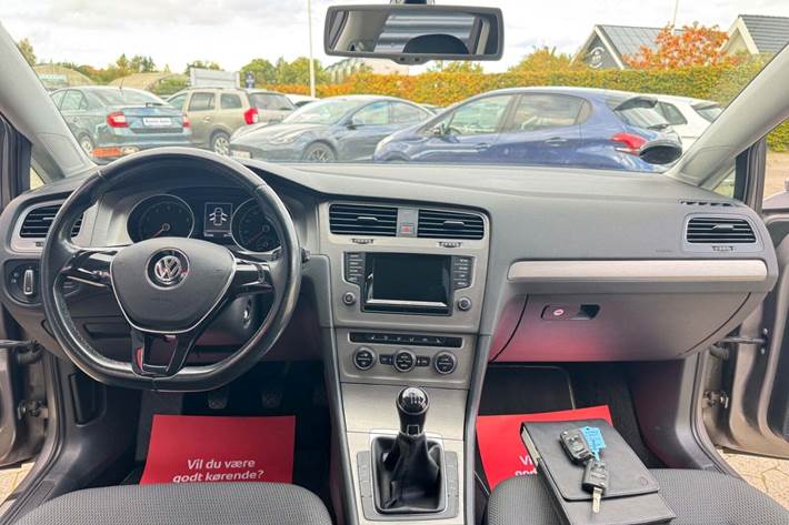 Grå VW Golf VII fra 2015