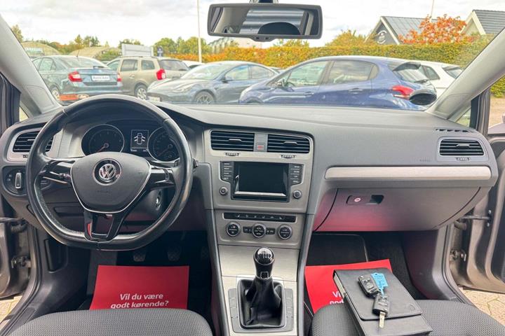 Grå VW Golf VII fra 2015