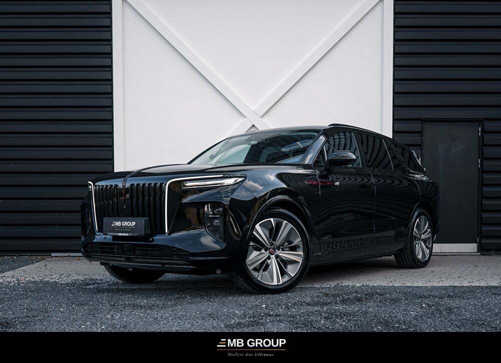 Sort Hongqi E-HS9 fra 2022 set udefra