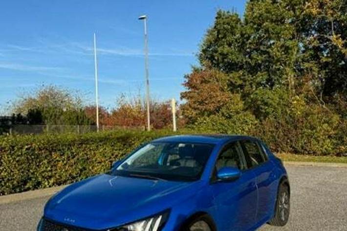 Blå Peugeot e-208 fra 2020 set udefra
