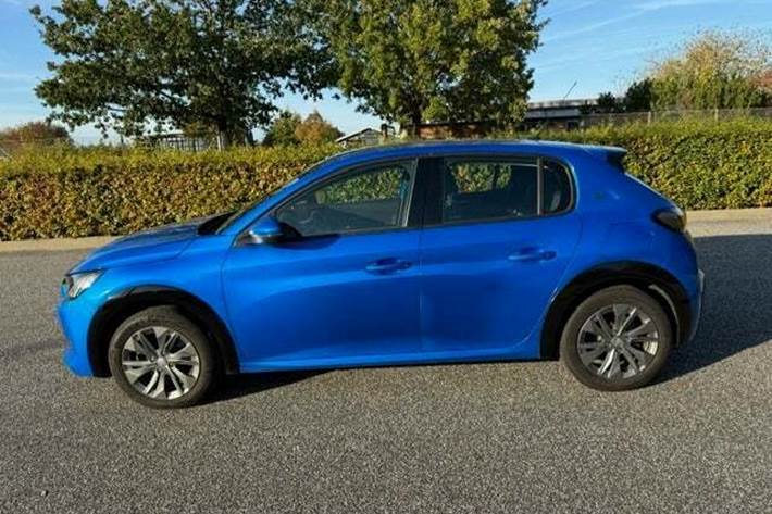 Blå Peugeot e-208 fra 2020