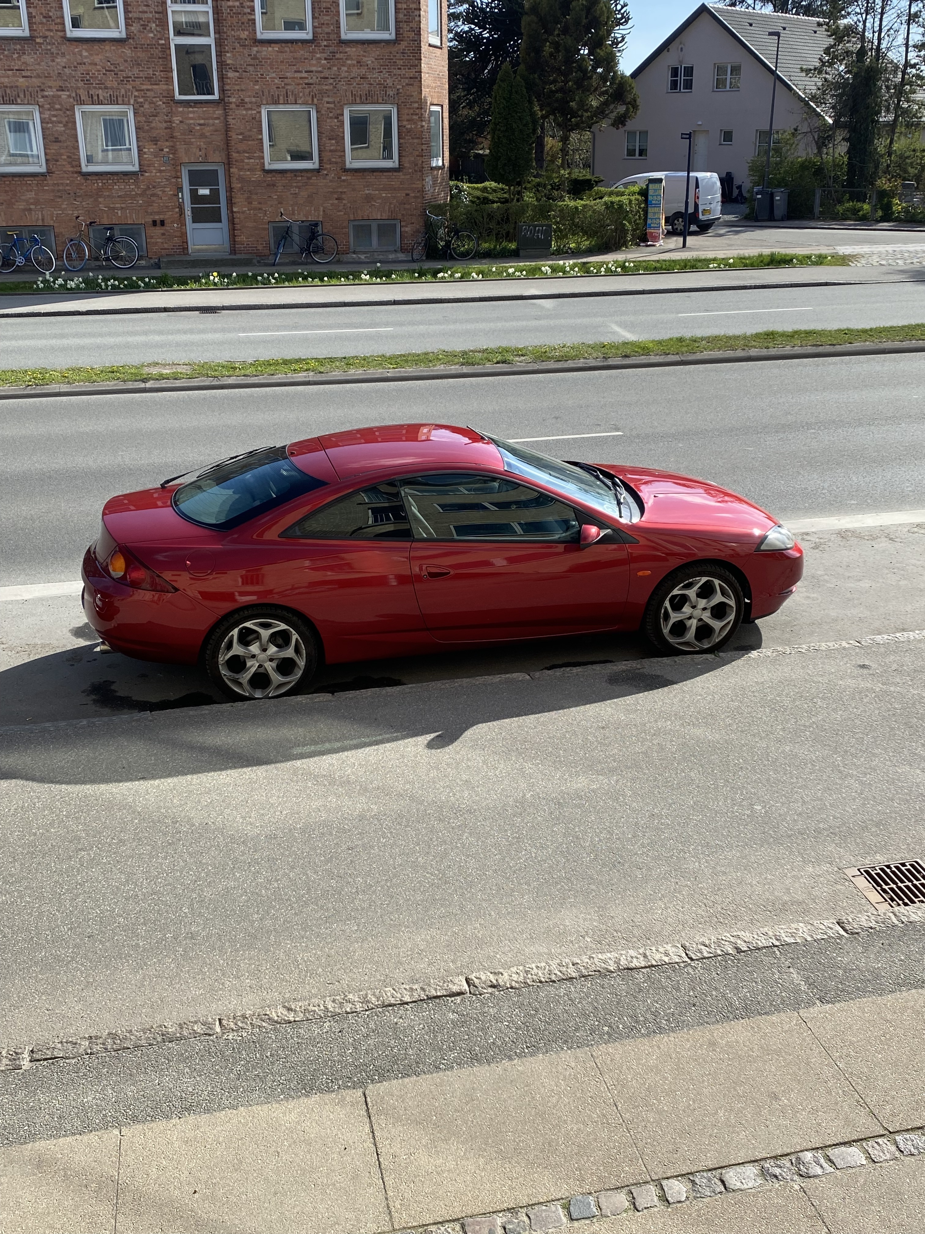 Rød Ford Cougar fra 1999
