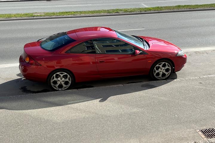 Rød Ford Cougar fra 1999