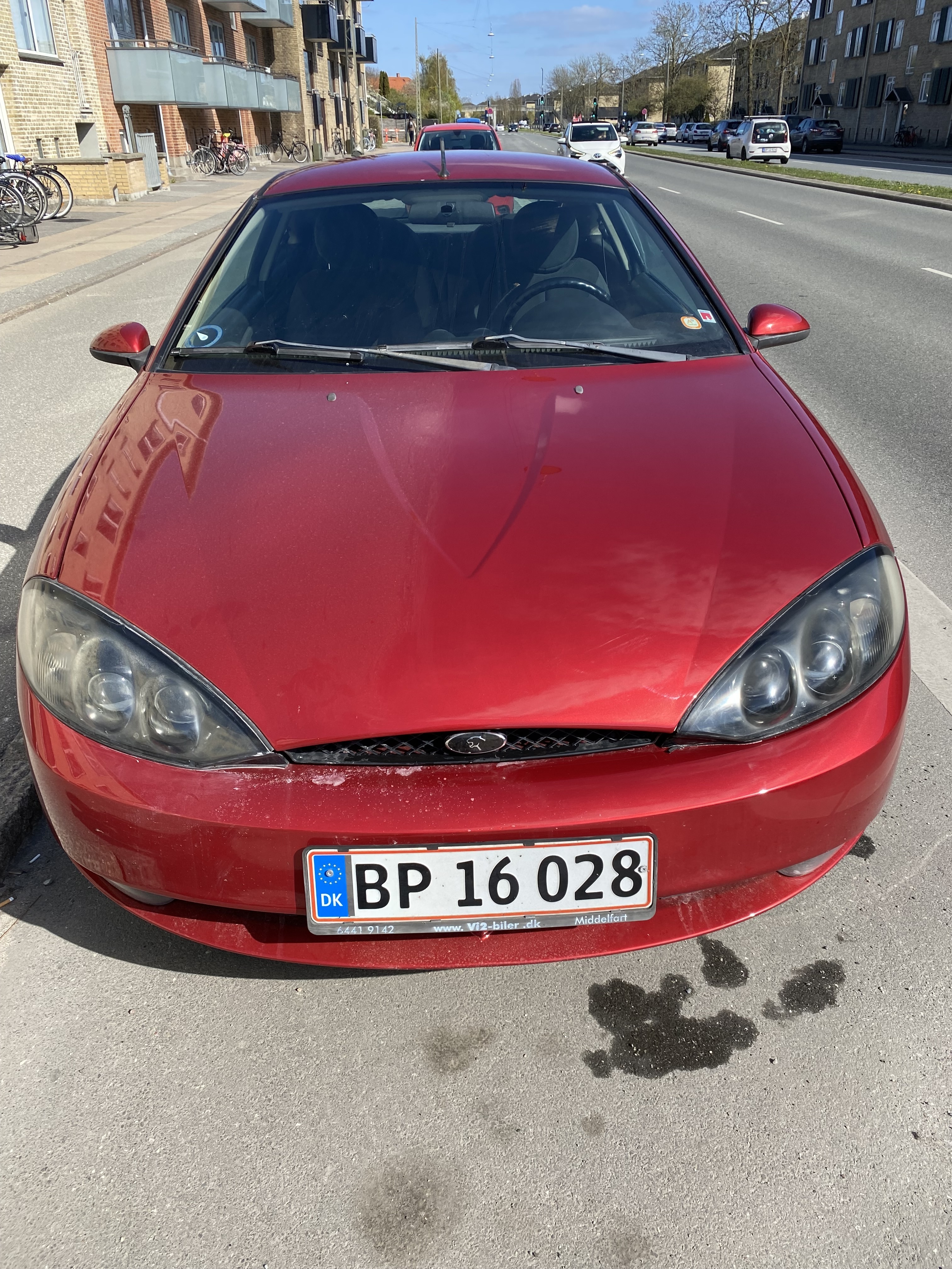 Rød Ford Cougar fra 1999