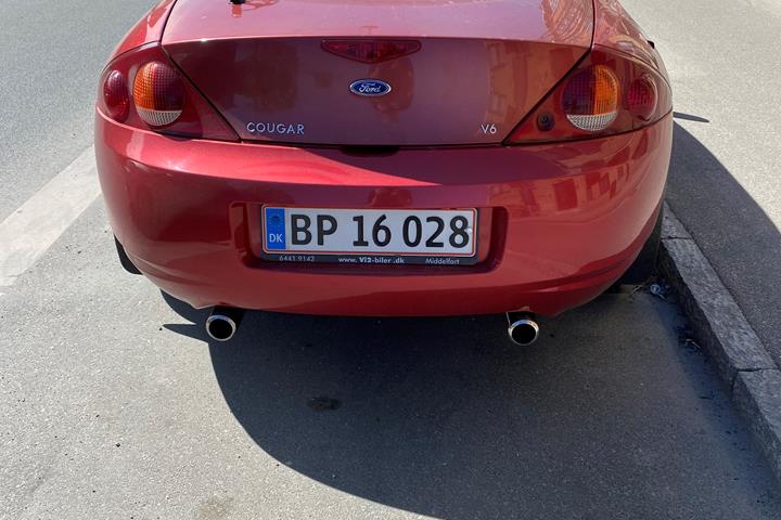 Rød Ford Cougar fra 1999