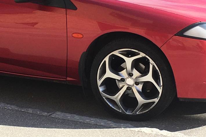 Rød Ford Cougar fra 1999