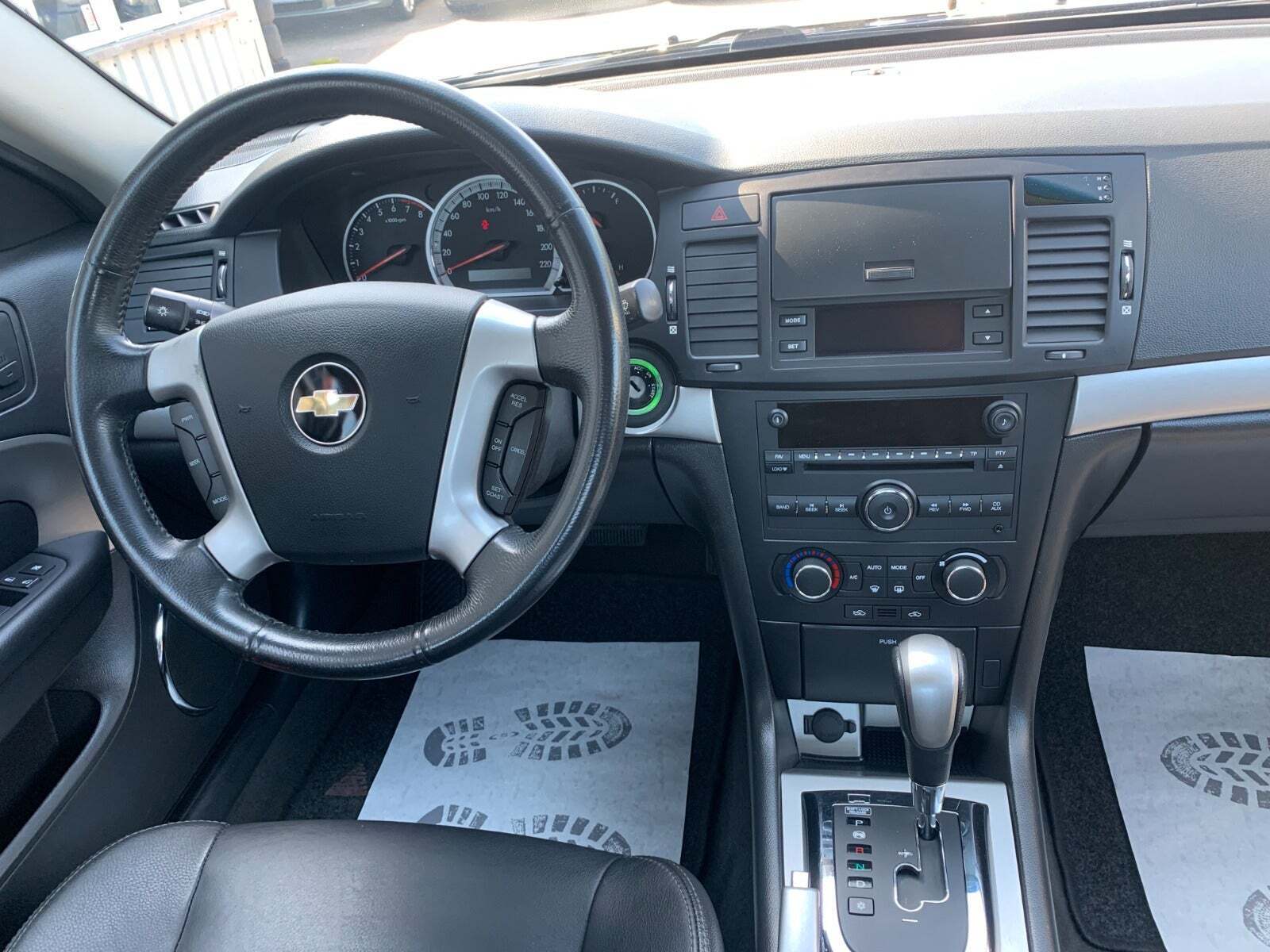 Sort Chevrolet Epica fra 2007 set indefra