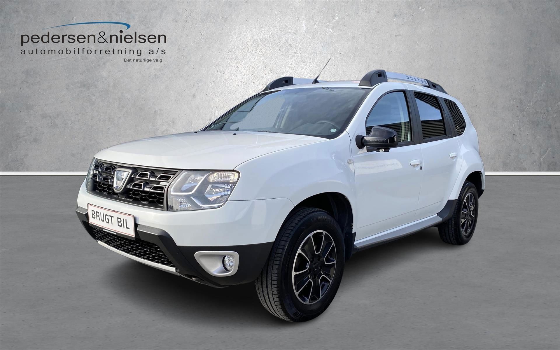 Hvid Dacia Duster fra 2017 set udefra