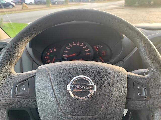 Grå Nissan NV 400 fra 2018 set indefra