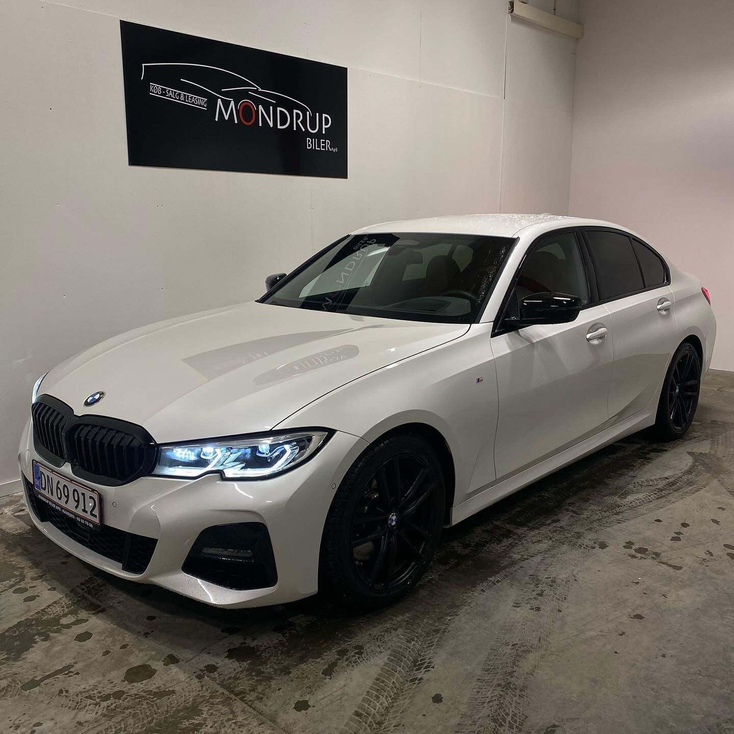 Hvid BMW 330i fra 2019 set udefra
