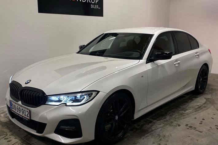 Hvid BMW 330i fra 2019 set udefra