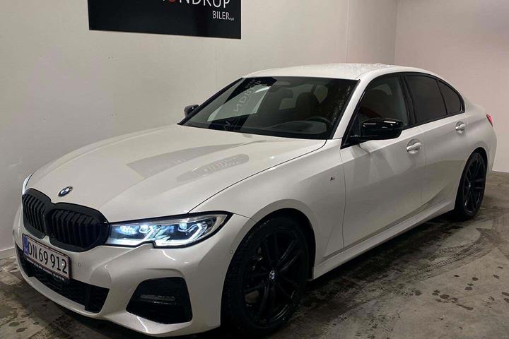 Hvid BMW 330i fra 2019 set udefra