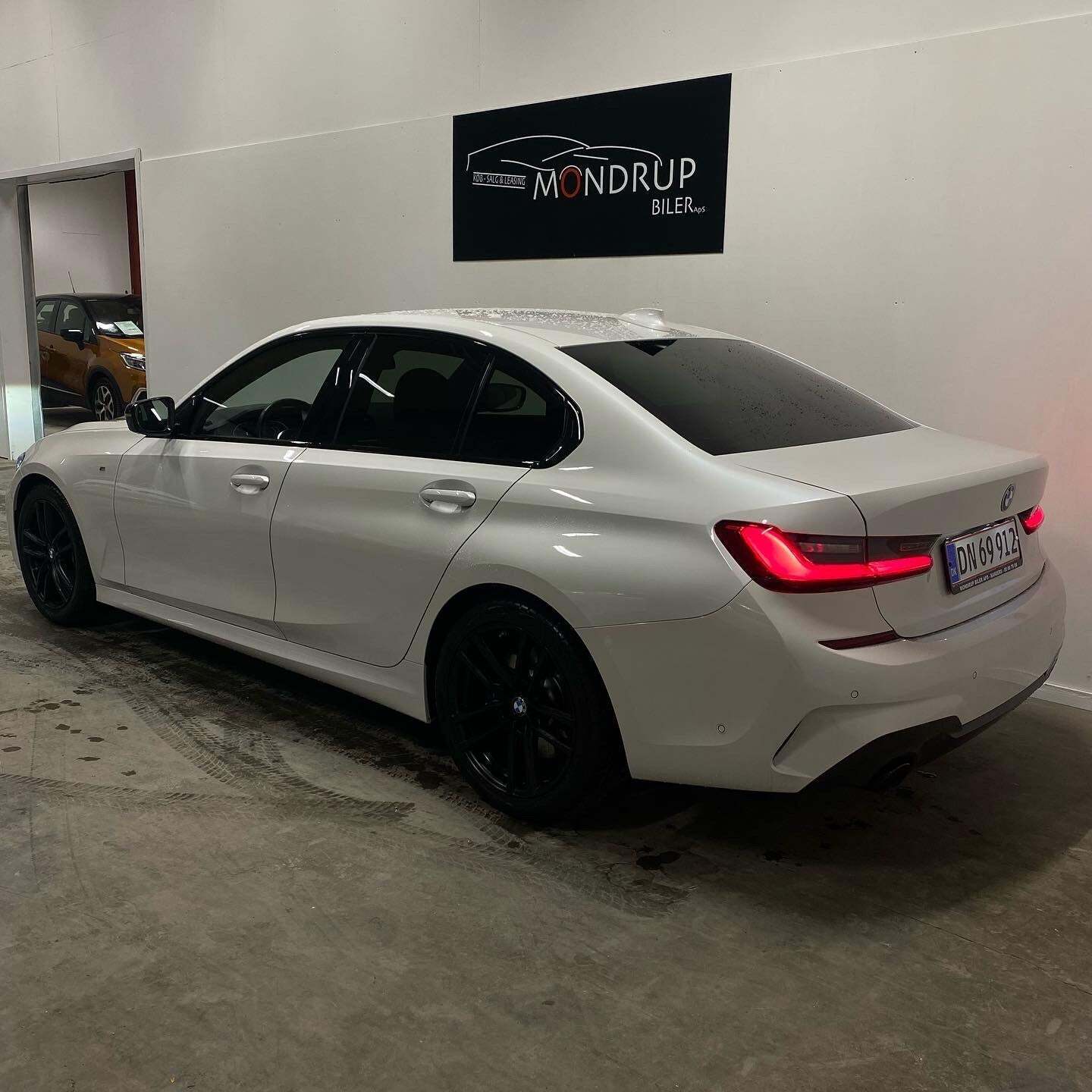 Hvid BMW 330i fra 2019 set udefra