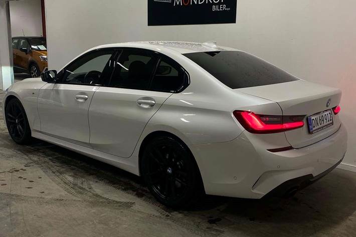 Hvid BMW 330i fra 2019 set udefra