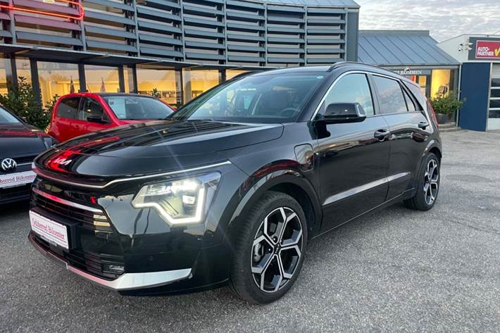 Sort Kia Niro fra 2023 set udefra