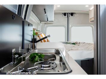 Hvid Ahorn VAN fra 2024 set udefra