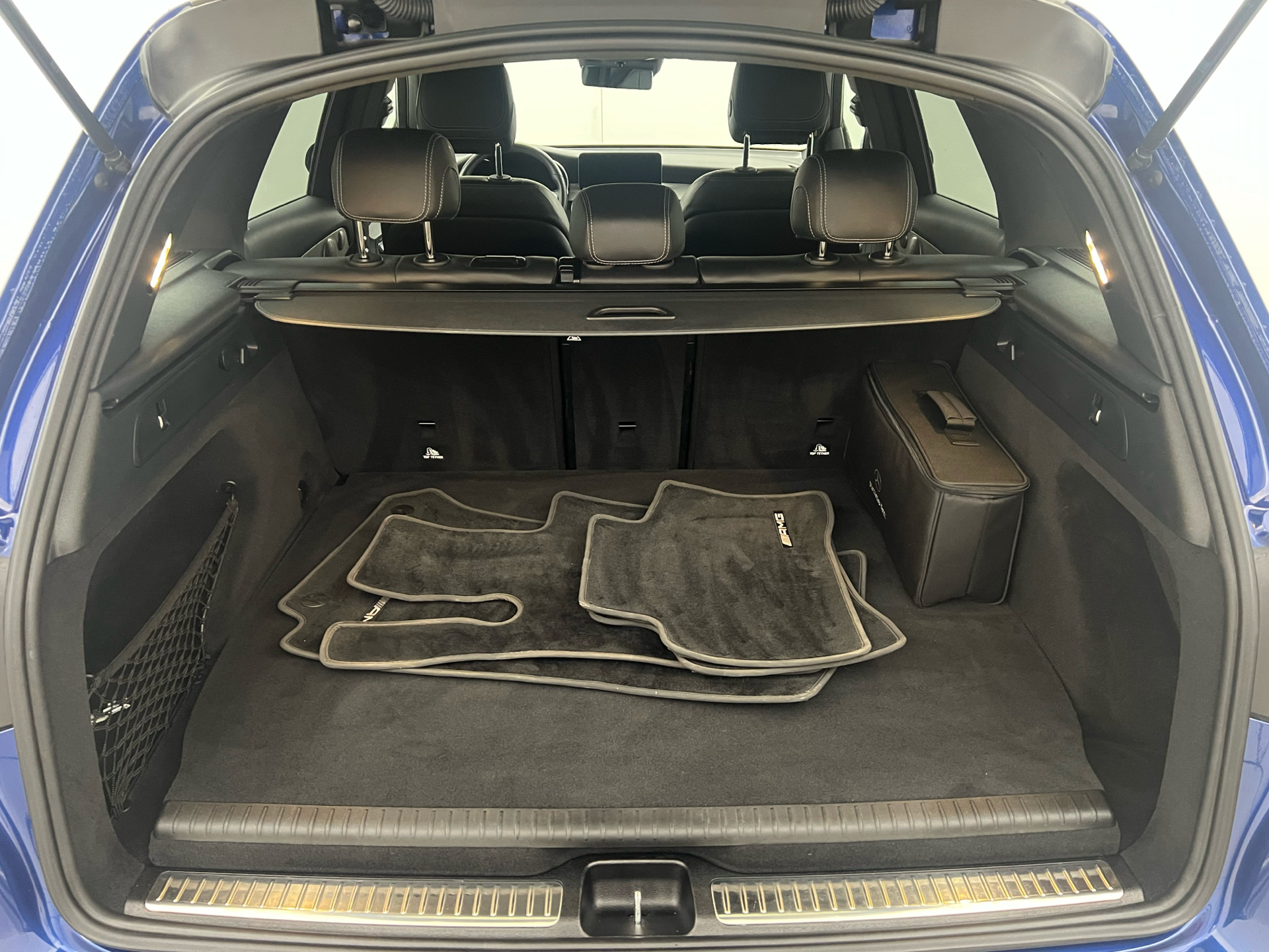 Blå Mercedes GLC300 e fra 2021 set indefra