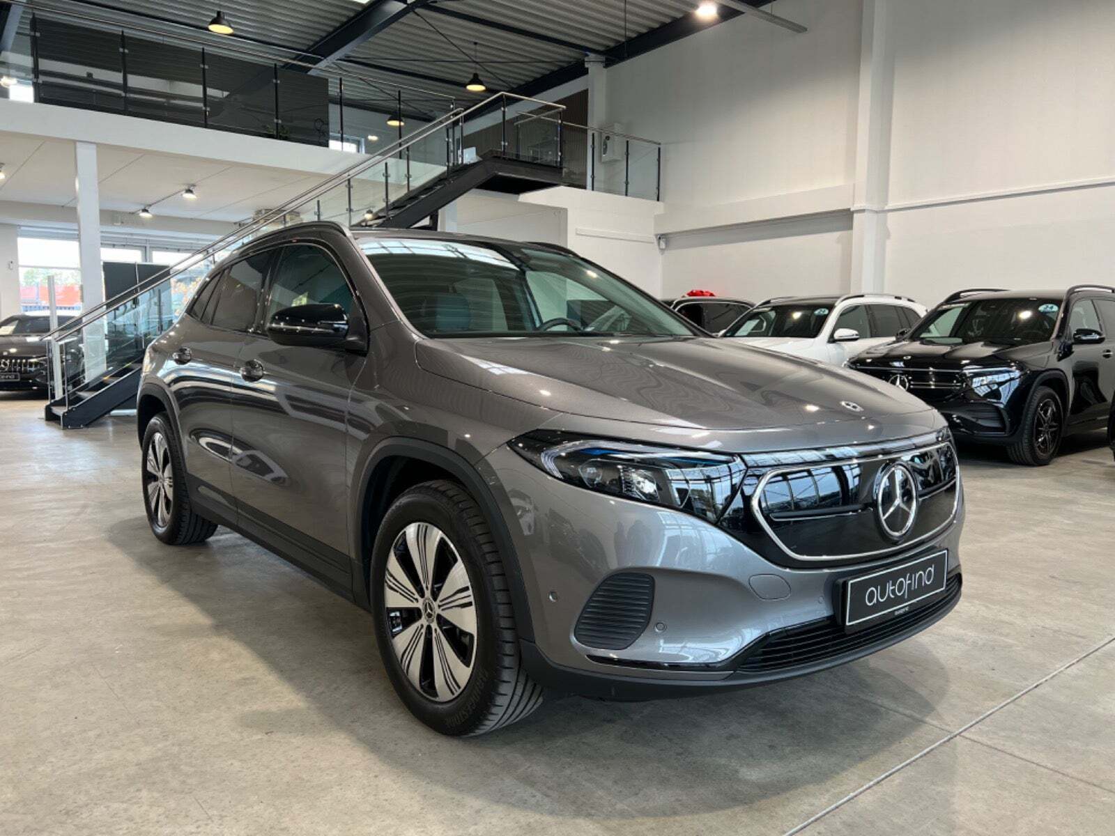 Grå Mercedes EQA250 fra 2023 set udefra