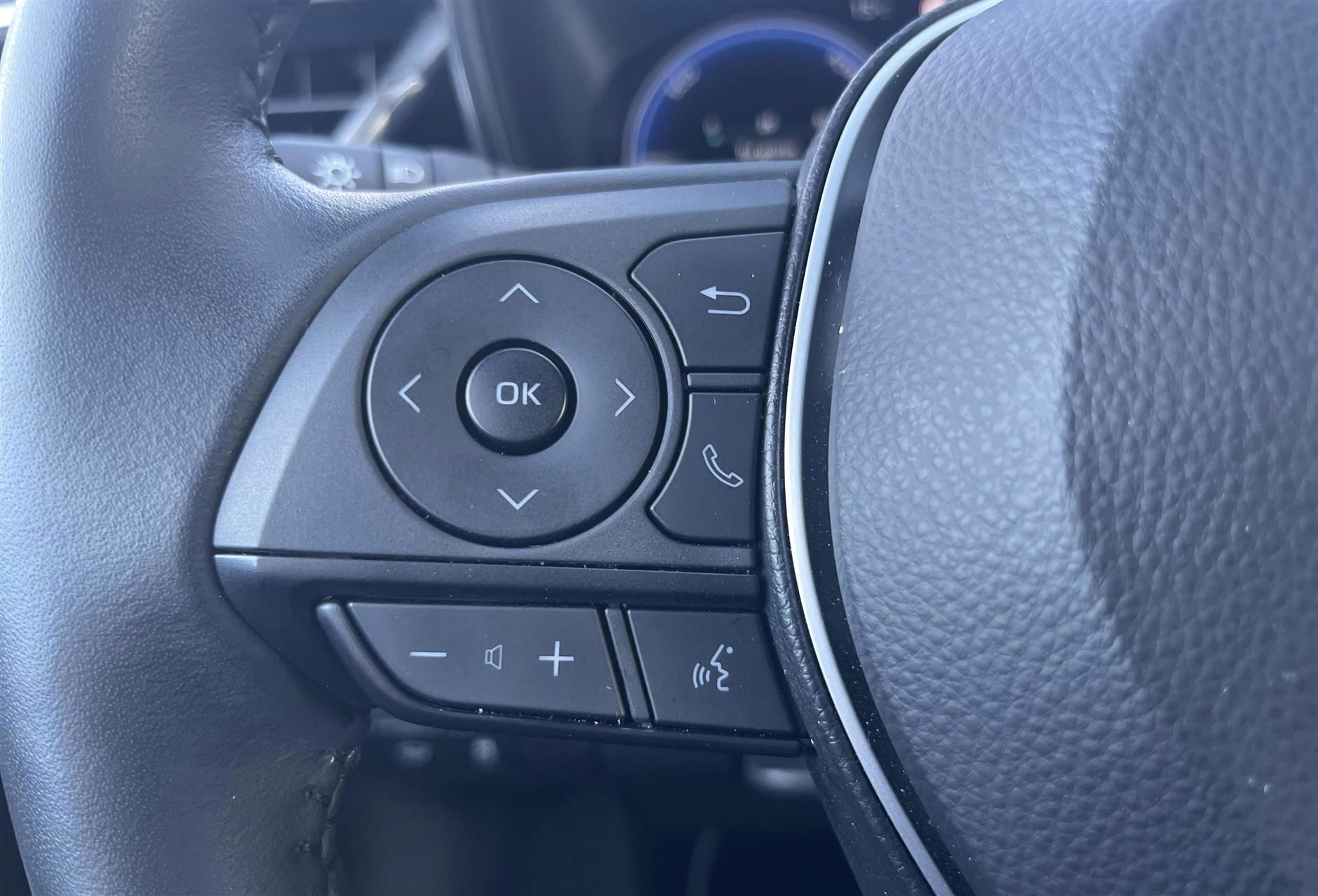 Rød Toyota Corolla fra 2024