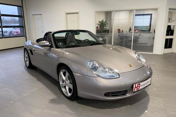 Sølv Porsche Boxster fra 2000 set udefra
