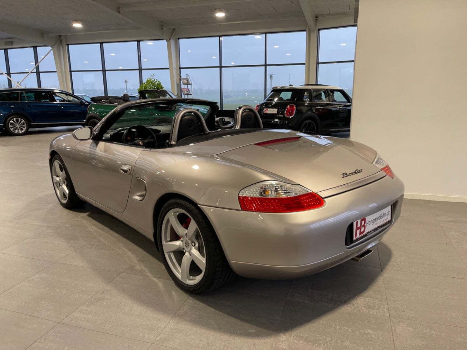 Sølv Porsche Boxster fra 2000 set udefra