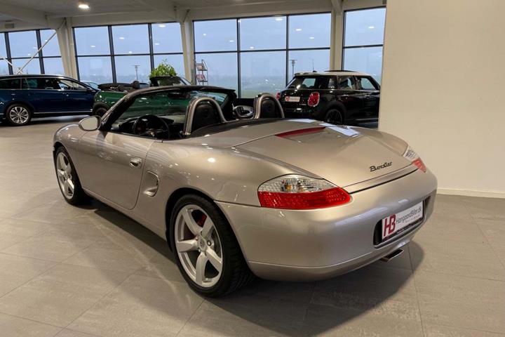Sølv Porsche Boxster fra 2000 set udefra