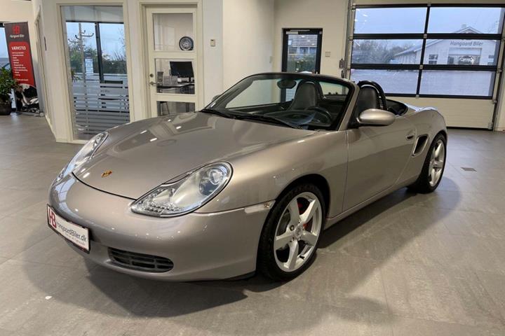Sølv Porsche Boxster fra 2000 set udefra