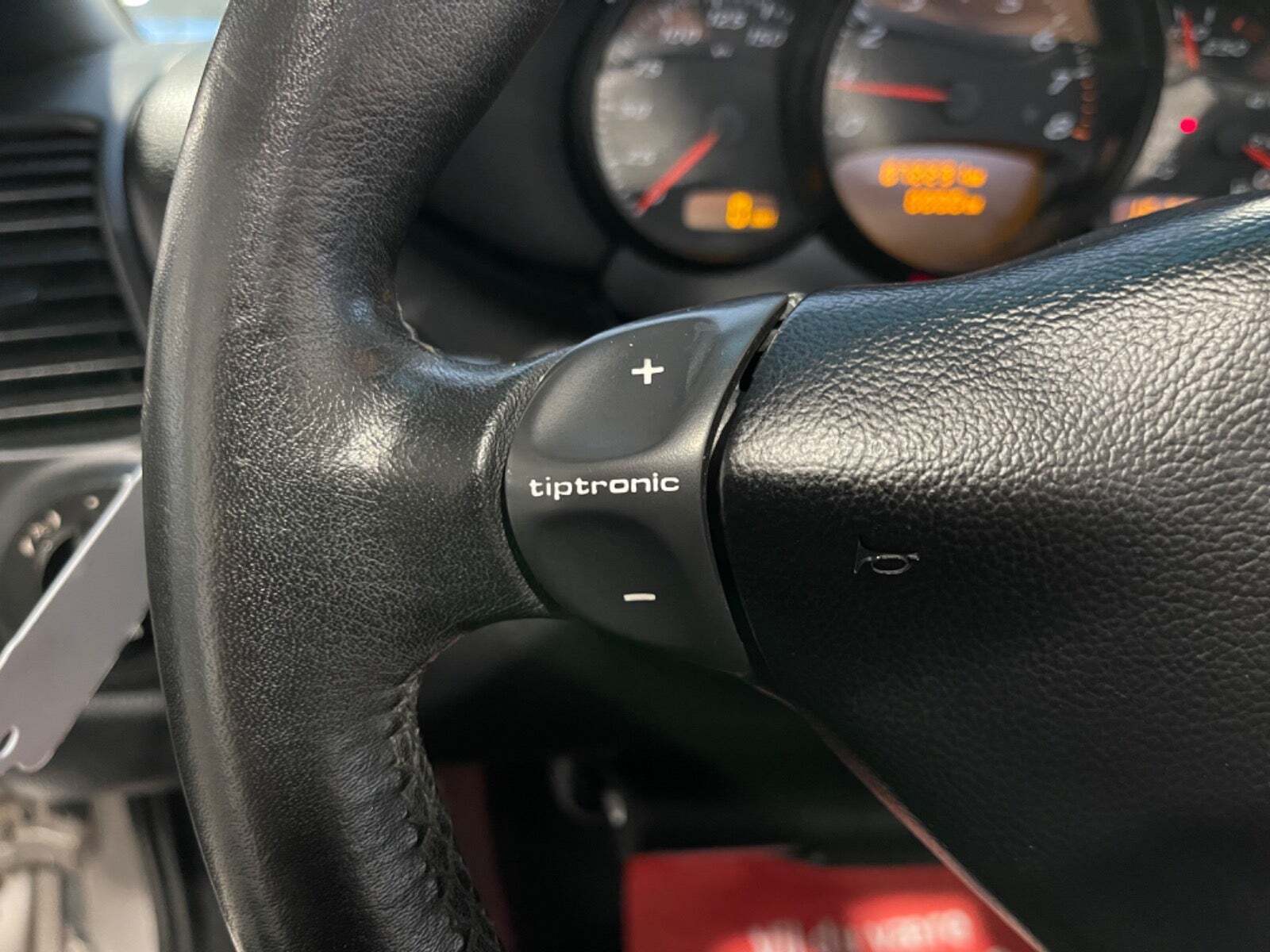 Sølv Porsche Boxster fra 2000 set indefra