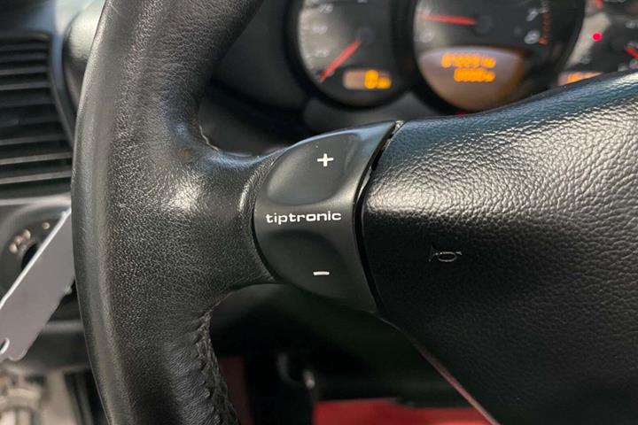 Sølv Porsche Boxster fra 2000 set indefra